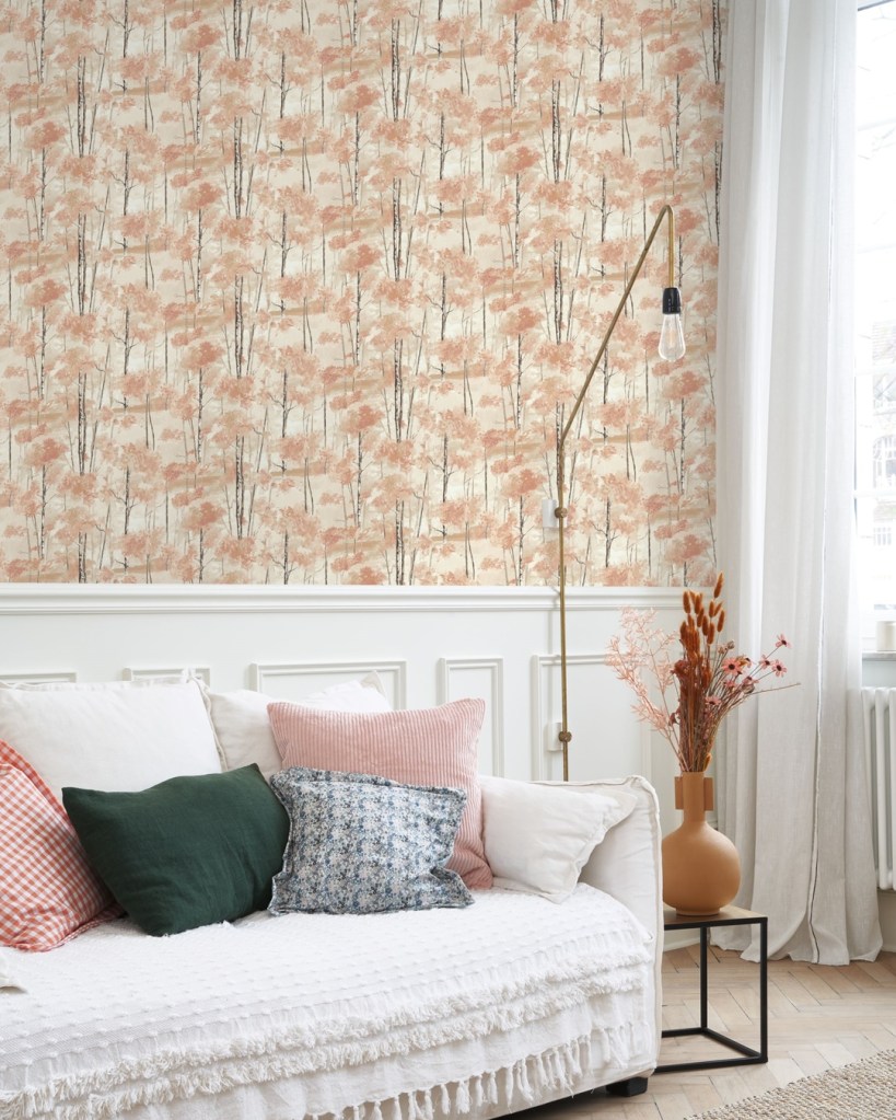 habitación decorada con un papel pintado en tonos neutros de Riverside de Casadeco